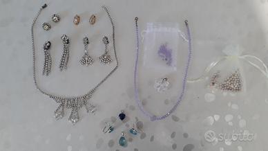 Lotto di collane e orecchini