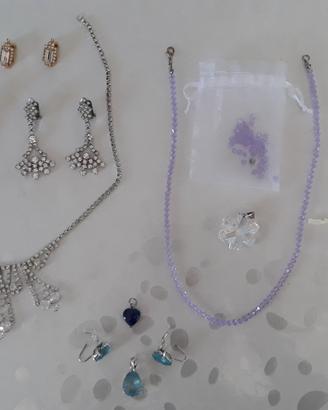 Lotto di collane e orecchini