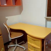 Scrivania con sedia ed accessori