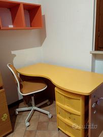 Scrivania con sedia ed accessori
