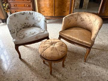 Set di due poltroncine a pozzetto con pouf