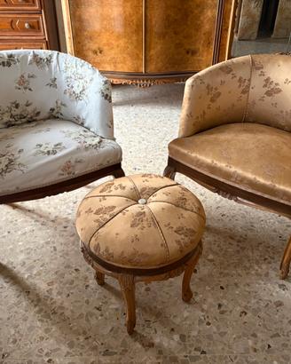 Set di due poltroncine a pozzetto con pouf