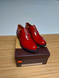 Mocassini rossi lucidi senza lacci stile vintage