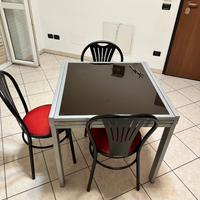 Tavolo in vetro e credenza