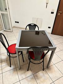 Tavolo in vetro e credenza