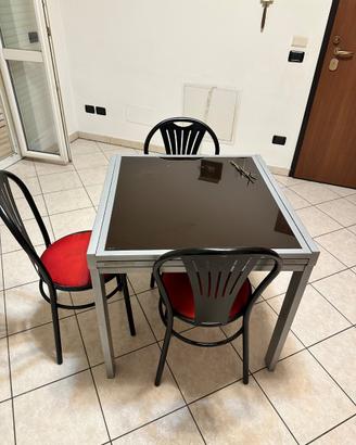 Tavolo in vetro e credenza