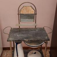 Antico lavabo con due piani in marmo