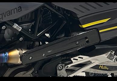 Copri collettore  Husqvarna 701 in carbonio C.M.T