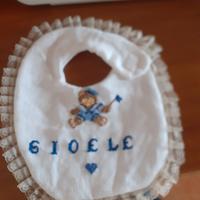 Bavaglino ricamato  a mano !