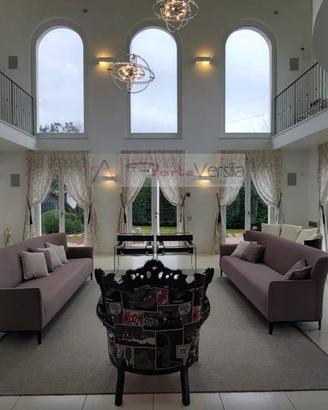 Villa di 780 m² con più di 5 locali e posto auto a
