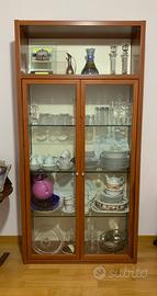 Vetrinetta  con ripiani in cristallo.