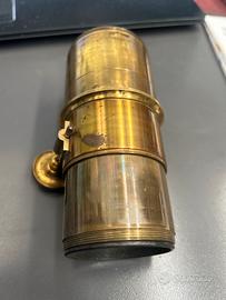 Obiettivo fotocamera vintage in ottone