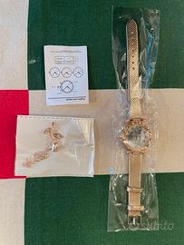 Orologio al quarzo e braccialetto con fiore