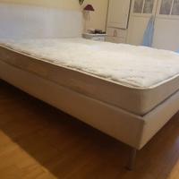 Letto singolo con rivestimento lavabile e doghe