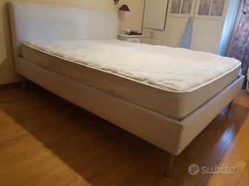 Letto singolo con rivestimento lavabile e doghe