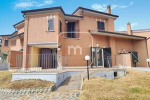 Villetta a schiera di 160 m² con 4 locali e box au