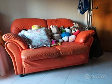 Divano letto color arancio usato