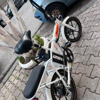 Bici Elettrica Pieghevole 250W Compatta e Leggera