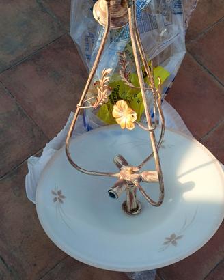 lampadario in ferro battuto e vetro decorato 
