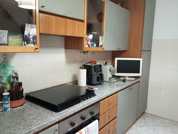 Cucina lineare completa di elettrodomestici