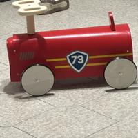 Cavalcabile in legno montessori a forma di camion