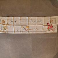 centrino ricamato a mano