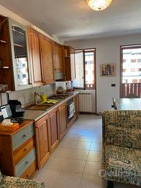 Cucina con elettrodomestici Sala Camera