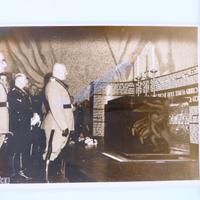 Foto del Duce Benito Mussolini davanti al Sacrario