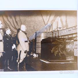 Foto del Duce Benito Mussolini davanti al Sacrario