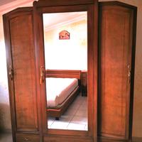 Armadio, cassettiera e comodini con marmo rosso.