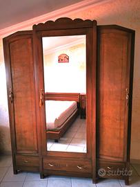 Armadio, cassettiera e comodini con marmo rosso.