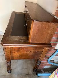 Antico scrittoio con cassetto nascosto