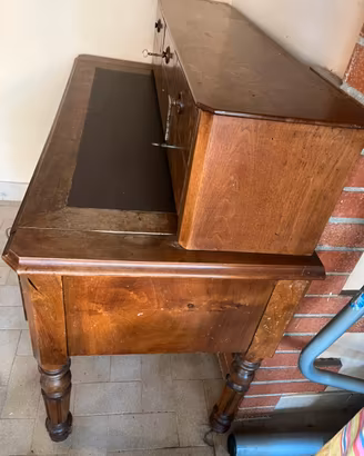 Antico scrittoio con cassetto nascosto