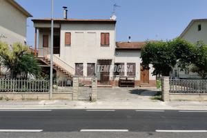 Casa indipendente composta da 3 appartamenti disti