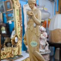 Elegante Statua Classica Donna con Vaso e Coppa –