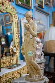 Elegante Statua Classica Donna con Vaso e Coppa –