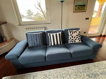 Divano blu a tre posti