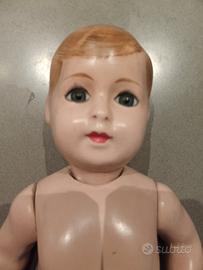 bambola antica dipinta a mano