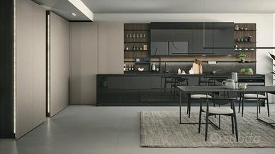 CUCINA LINEARE IN VETRO LUCIDO +PARETE ATREZZATA