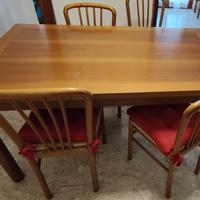 Tavolo, mobile e quattro sedie Fattori