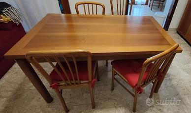 Tavolo, mobile e quattro sedie Fattori