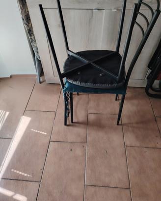 4 sedie più tavolo quadrato 