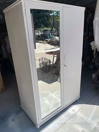 Armadio armadietto vintage appena restaurato