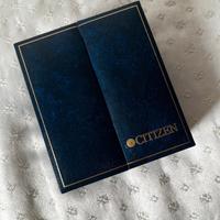 Box orologio Citizen in pelle blu notte d'archivio