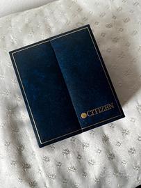 Box orologio Citizen in pelle blu notte d'archivio
