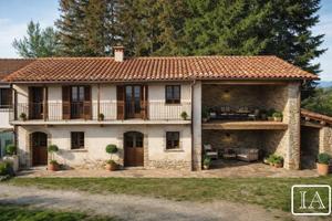 Rustico / Casale di 155 m² con più di 5 locali a B
