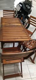 ampio tavolo da giardino con sedie