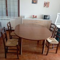 Tavolo rotondo e sedie
