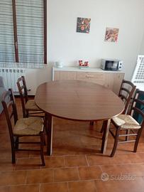 Tavolo rotondo e sedie