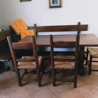 tavolo con panca e sedie